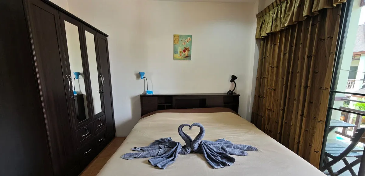 ห้องนอนหลักพร้อมห้องน้ำในตัวในพูลวิลล่าชะอำ