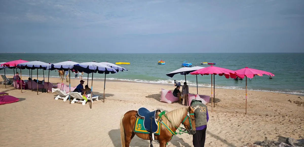 ชายหาดชะอำห่างจากพูลวิลล่าเพียงไม่กี่ก้าว