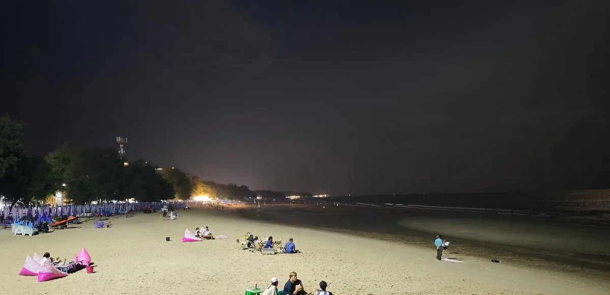 บรรยากาศชายหาดชะอำสไตล์ทรอปิคอลยามค่ำคืนใกล้พูลวิลล่า