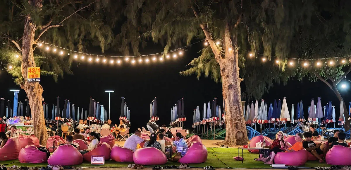 บาร์ริมชายหาดบรรยากาศเงียบสงบพร้อมวิวทะเลแบบพาโนรามาในชะอำ