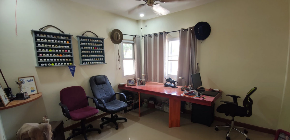 ห้องทำงานสว่างพร้อมแสงธรรมชาติในวิลล่าเชียงใหม่