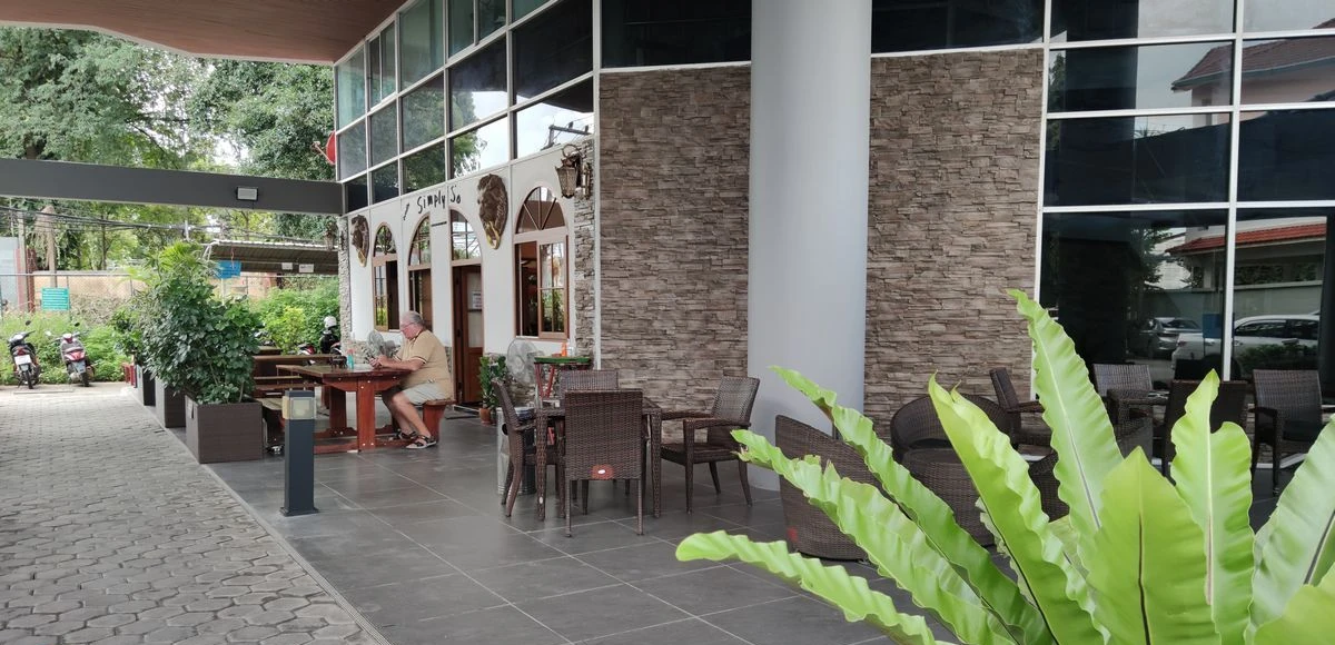 Außenterrasse neben dem Restaurant der Wohnanlage in Chiang Rai