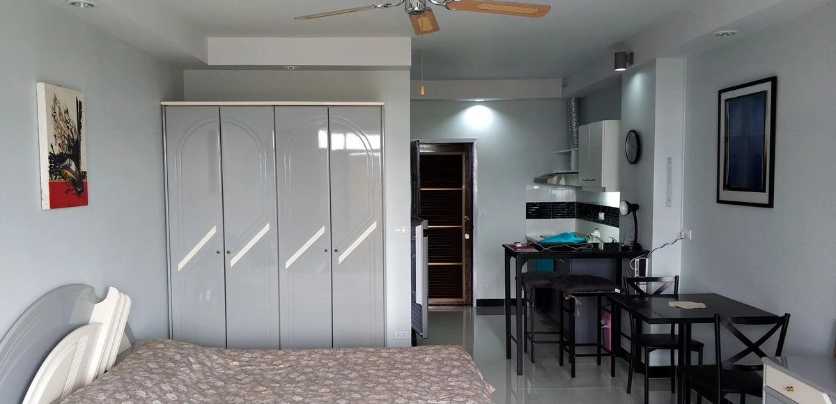 Modern eingerichtetes Wohnzimmer der Eigentumswohnung in Chiang Rai