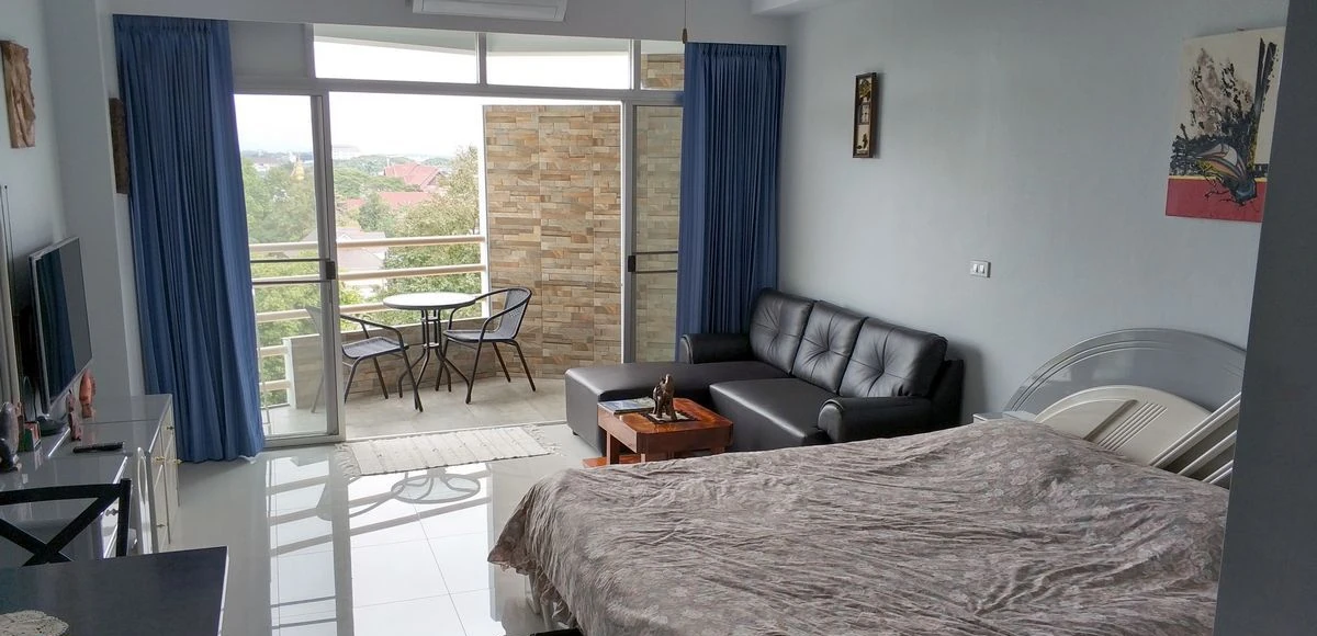 Helles Schlafzimmer der Eigentumswohnung in Chiang Rai mit großen Fenstern und Tageslicht