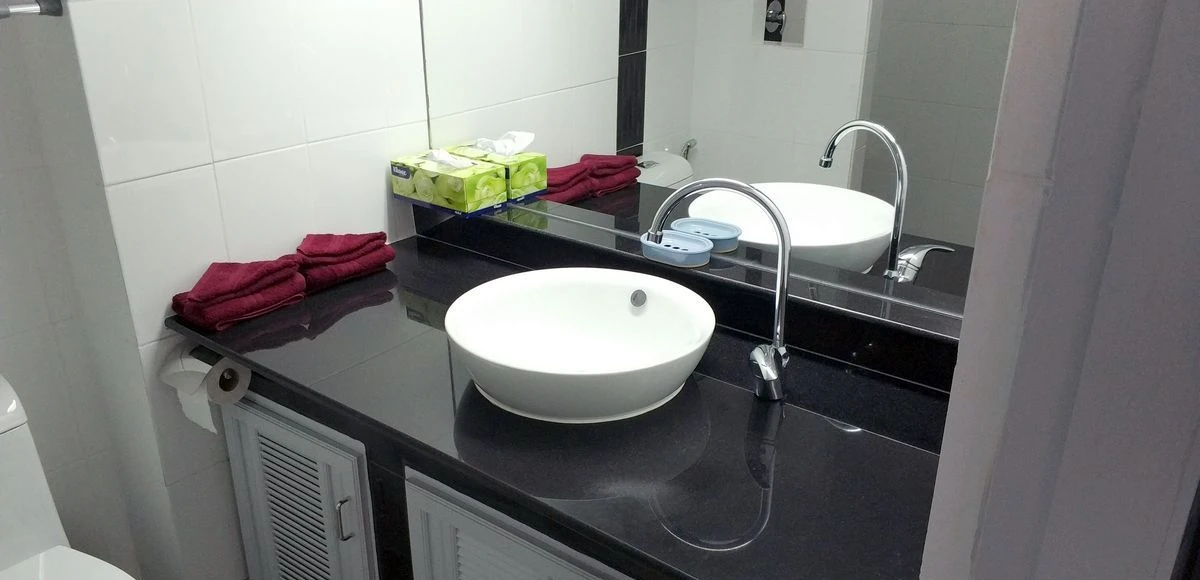 Badezimmer der Eigentumswohnung in Chiang Rai mit Dusche und moderner Ausstattung